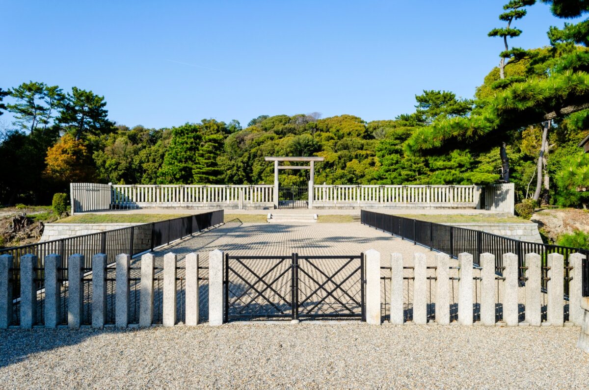 Nintoku-tennō-ryō Kofun, Japan’s largest ancient keyhole-shaped tomb in Osaka