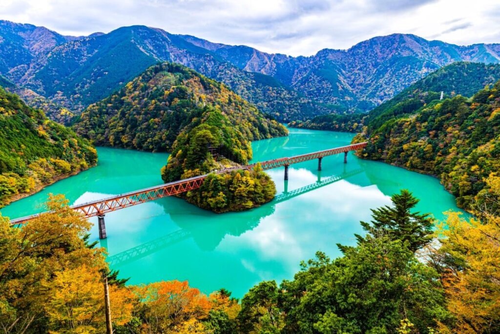 Scenic Okuoi Lake surrounded by mountains and forest