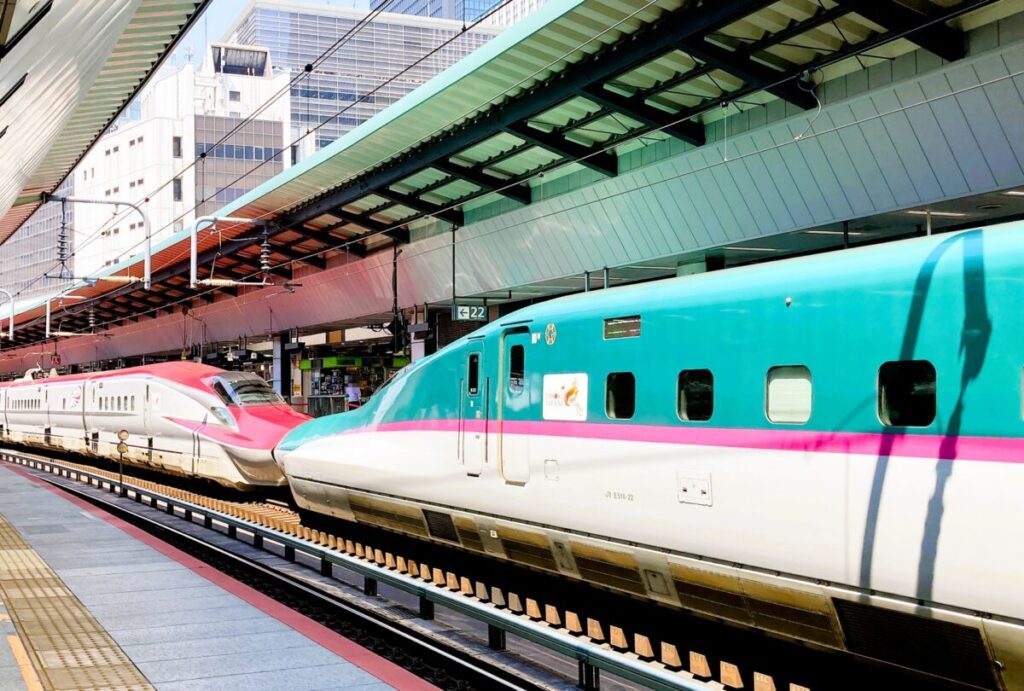 Hayabusa and Komachi Shinkansen coupled together at station