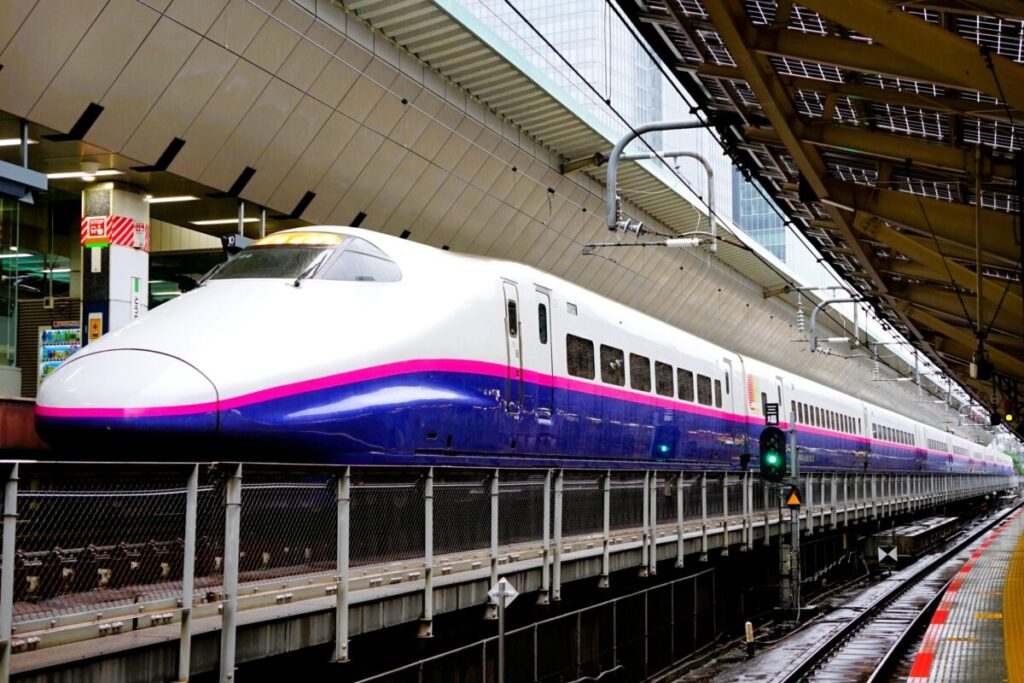 E2 Series Shinkansen traveling on the Tohoku and Joetsu Shinkansen lines